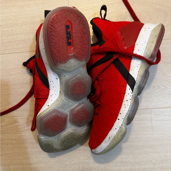 LeBron basketball shoes - Picture 4 of 5